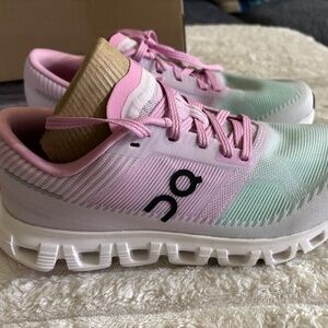 Cloud 6 Push W Honeydew/Petal ON Sneakers (SIZE 8 WOMEN)